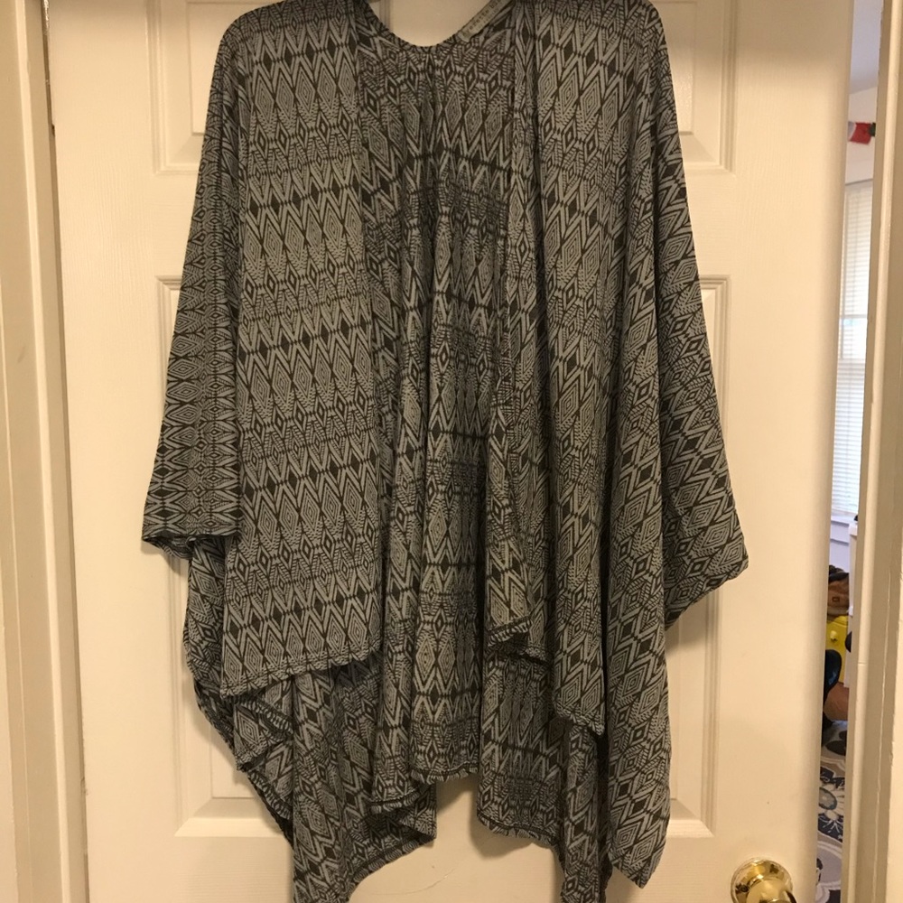 Beautiful lightweight geometric pattern poncho